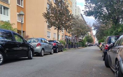 Straße in der Mainzer Neustadt mit parkenden Autos.